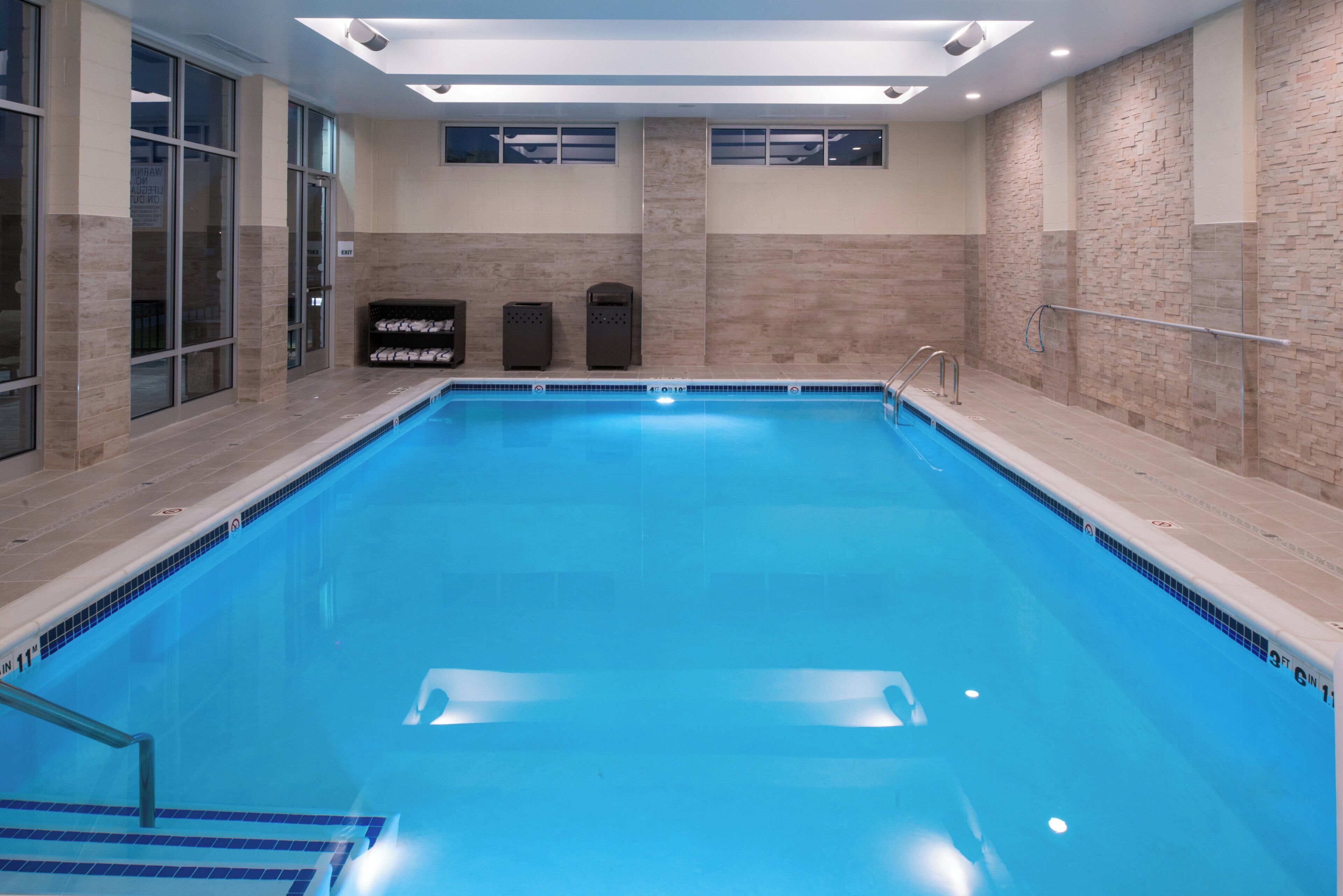 Una piscina techada, abierta desde las 07:00 hasta las 22:00, sombrillas