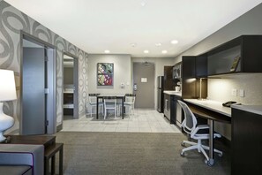 Suite, 1 chambre, non-fumeurs | Literie de qualité supérieure, coffres-forts dans les chambres, bureau