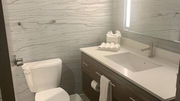 Ein modernes Badezimmer mit Toilette, Waschbecken und Waschtisch.