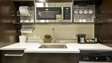Full-size fridge, microwave, dishwasher, coffee/tea maker
