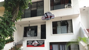 Vista frontal de la propiedad