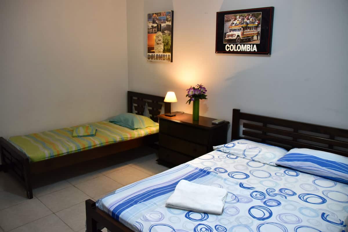 Chambre Double, salle de bains commune