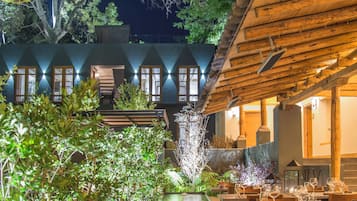 Melayani sarapan dan makan siang dengan pemandangan kolam renang