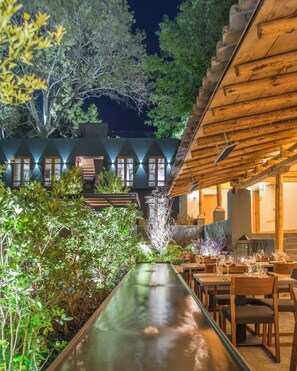 Serviço de café da manhã, local e internacional, vistas para a piscina 