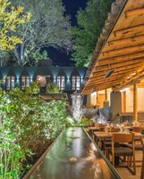 Se sirven desayunos, almuerzos y cenas; con vista a la piscina