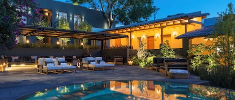 Piscine extérieure, chaises longues