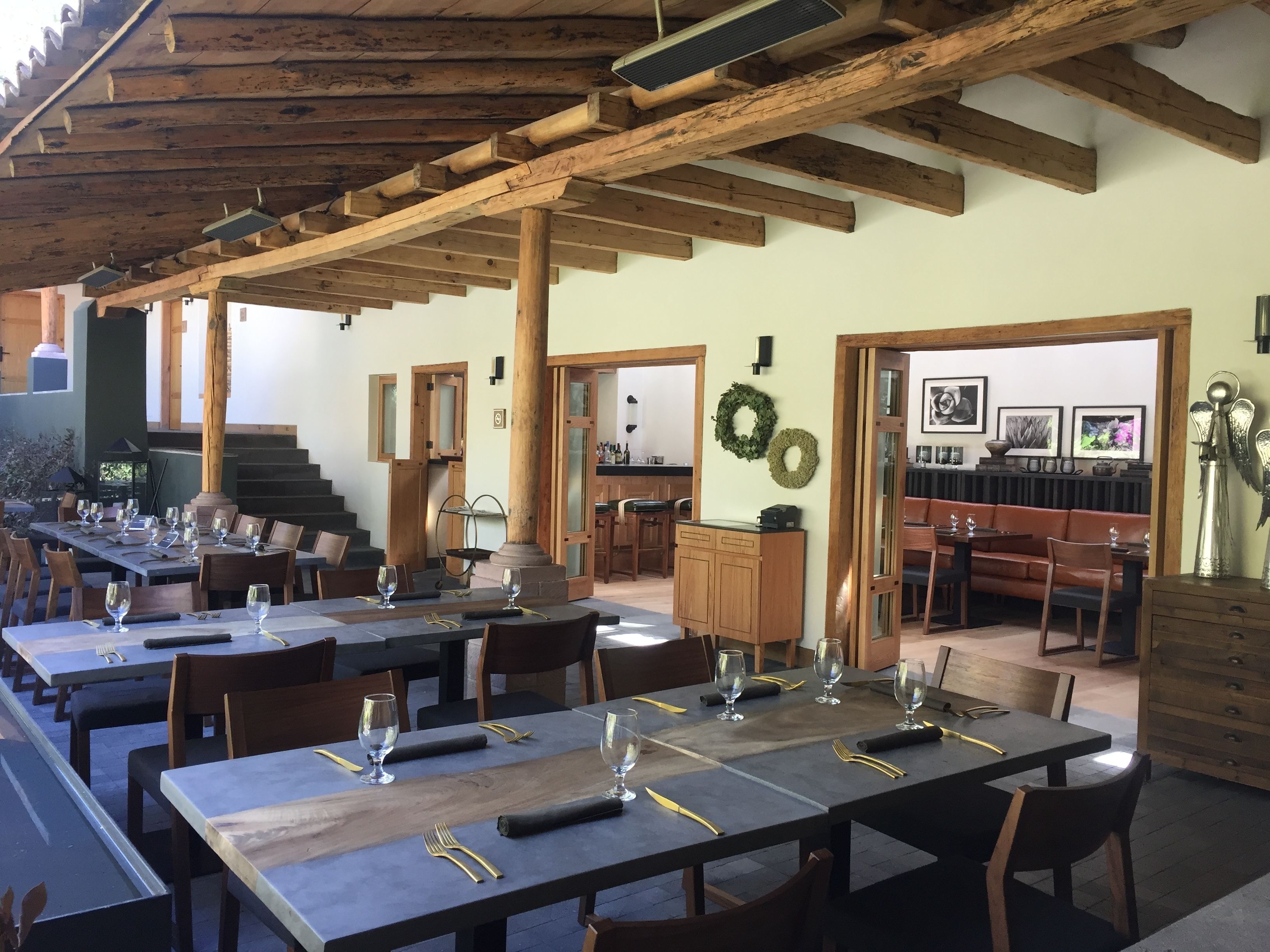 Se sirven desayunos, comidas y cenas con vista a la alberca 