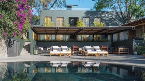 Piscina externa, espreguiçadeiras