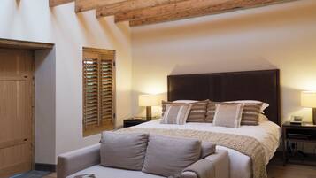 Ropa de cama de alta calidad y caja de seguridad en la habitación
