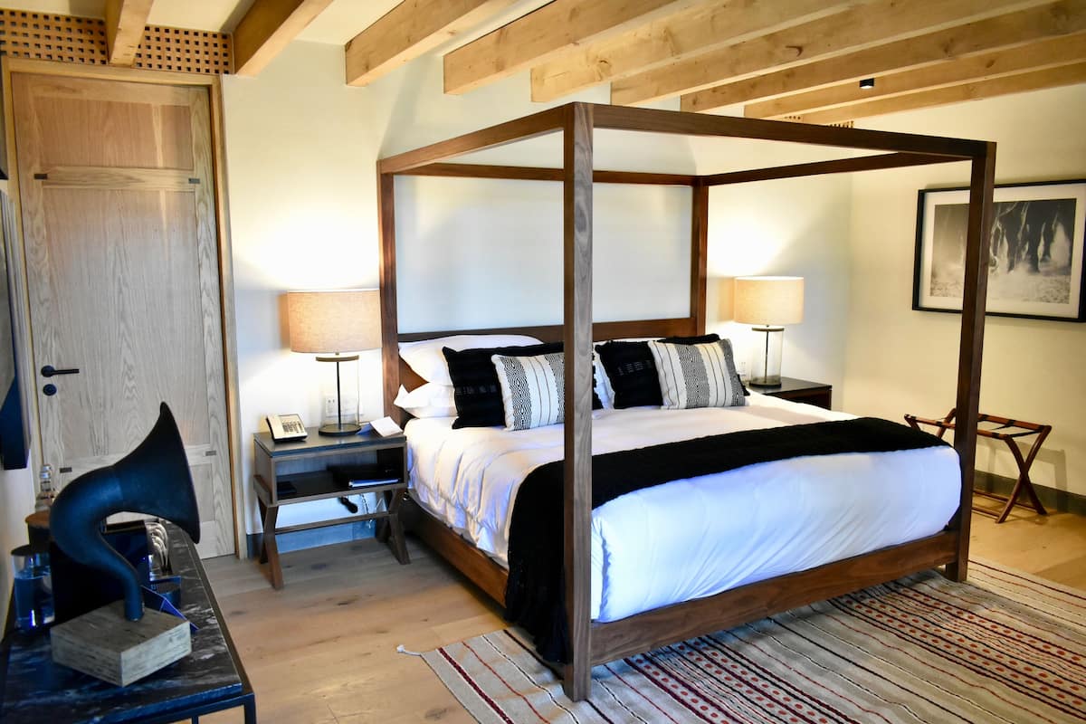 Premium bedding, in-room safe, individually decorated