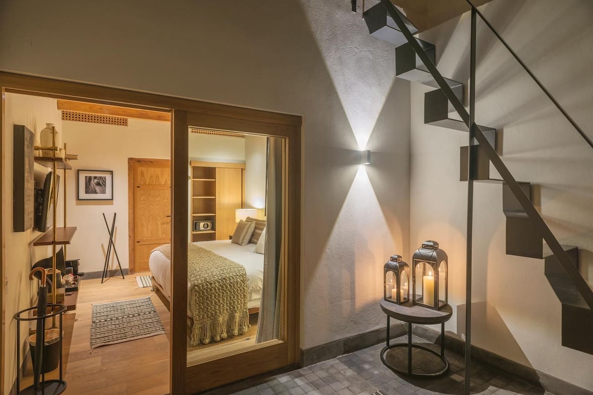 Premium bedding, in-room safe, individually decorated