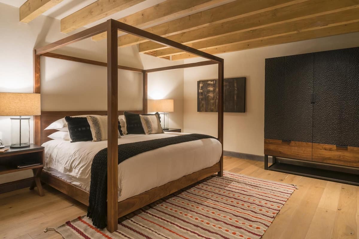 Premium bedding, in-room safe, individually decorated