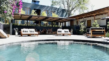 Kolam renang outdoor, dengan kursi berjemur