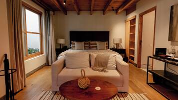 Suite 3 | Ropa de cama de alta calidad, caja fuerte, decoración individual