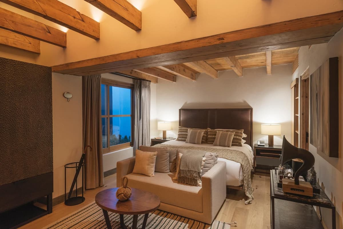 Premium bedding, in-room safe, individually decorated