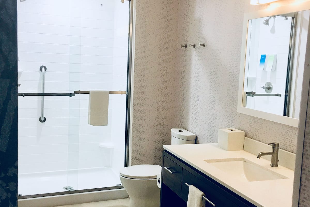 free toiletries, towels