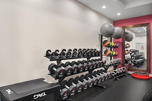 Ein Fitnessraum mit verschiedenen Gewichten und Trainingsbällen.