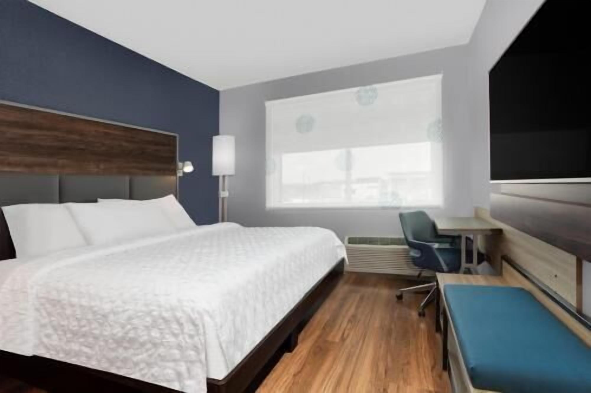 Egyptian cotton sheets, premium bedding, pillowtop beds, desk