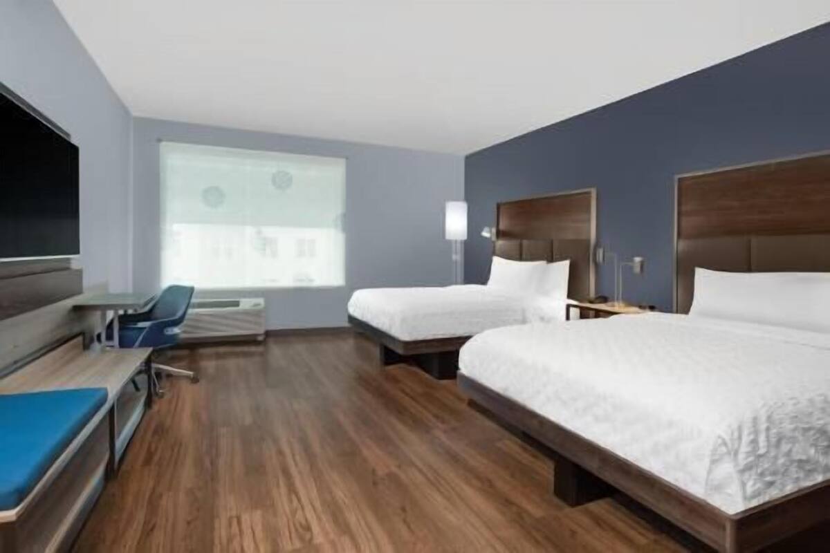Egyptian cotton sheets, premium bedding, pillowtop beds, desk