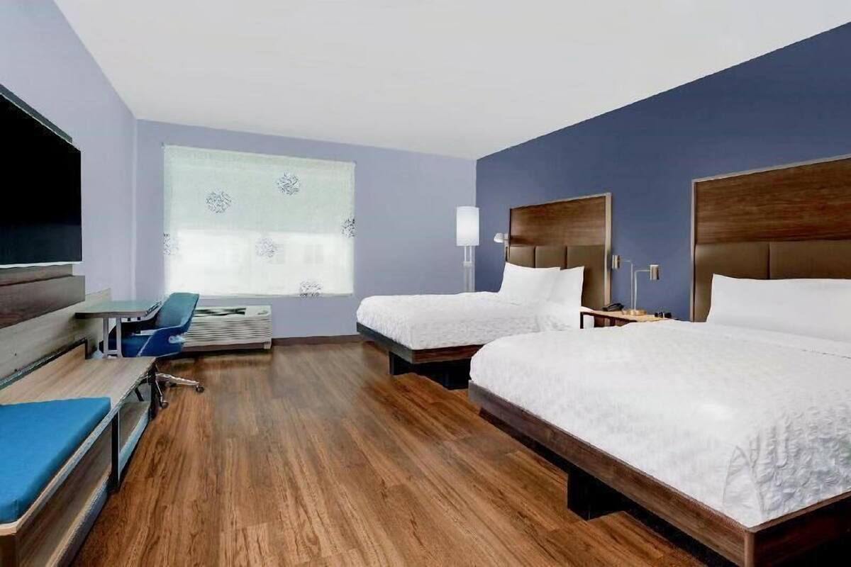 Egyptian cotton sheets, premium bedding, pillowtop beds, desk