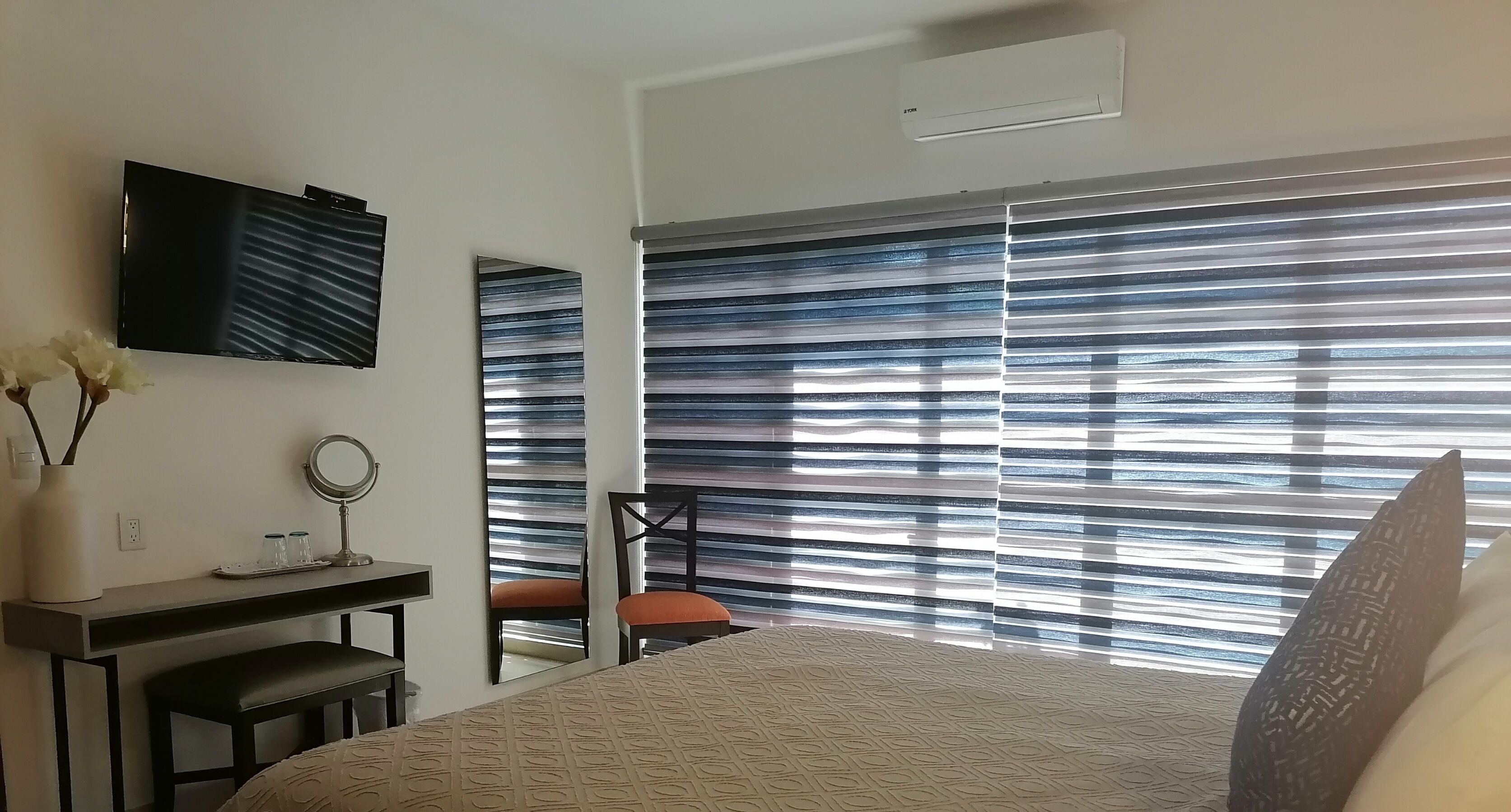 standard single room, 1 king bed | in-room safe, desk, iron/ironing board, free wifi