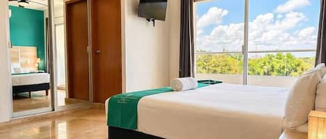 Suíte luxo, 2 camas Queen, sacada | Cofres nos quartos, cortinas blackout, quartos à prova de som