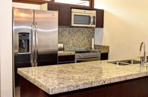 Luxury Condo, 2 Bedrooms, Accessible, Garden Area | Private kitchen | Fridge, microwave, oven, stovetop