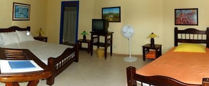 1 dormitorio, escritorio, tabla de planchar con plancha