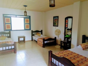1 dormitorio, escritorio, tabla de planchar con plancha