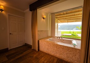 Suite Vista Laguna  | Lake view