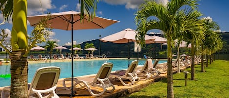 2 piscine all'aperto, cabine incluse nel prezzo, ombrelloni da piscina