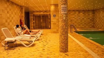 2 piscine all'aperto, cabine incluse nel prezzo, ombrelloni da piscina