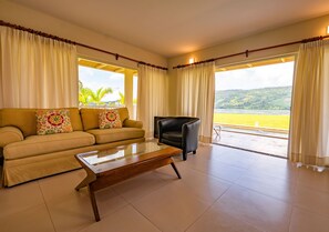 Suite Vista Laguna  | Oppholdsrom | En 52-tommers Flatskjerm-TV med kabel-kanaler samt TV