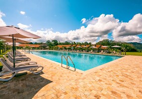 2 piscinas al aire libre, camas de piscina gratis, sombrillas