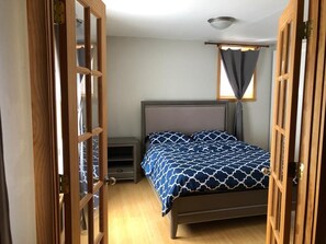 5 bedrooms, desk, iron/ironing board, WiFi (free)