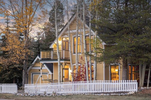 Apres on French Street: Private Hot Tub, Pet-Friendly, Walk to Main St