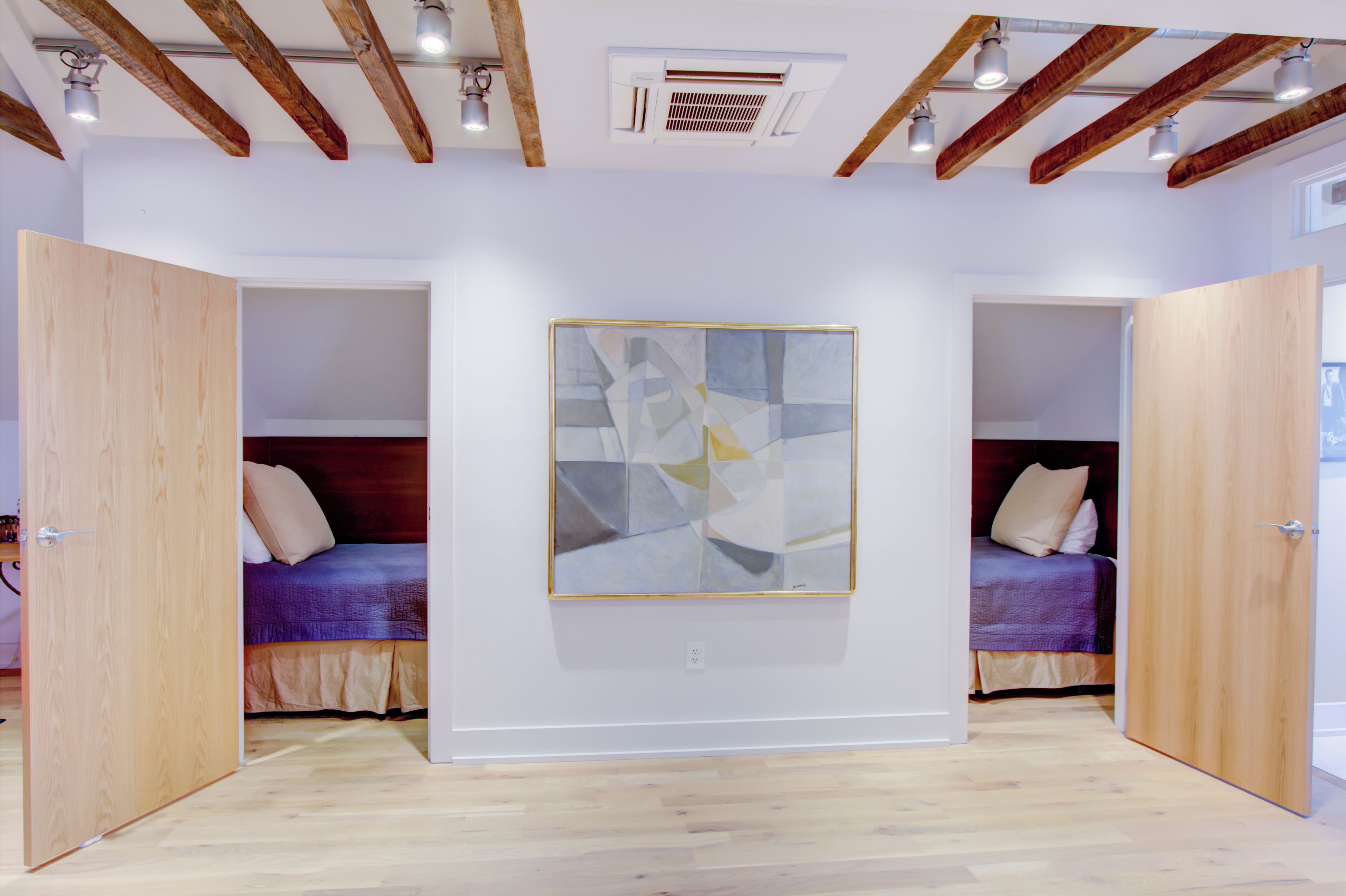 2 habitaciones, tabla de planchar con plancha y cuna de viaje 