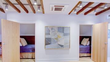 2 habitaciones, tabla de planchar con plancha y cuna de viaje