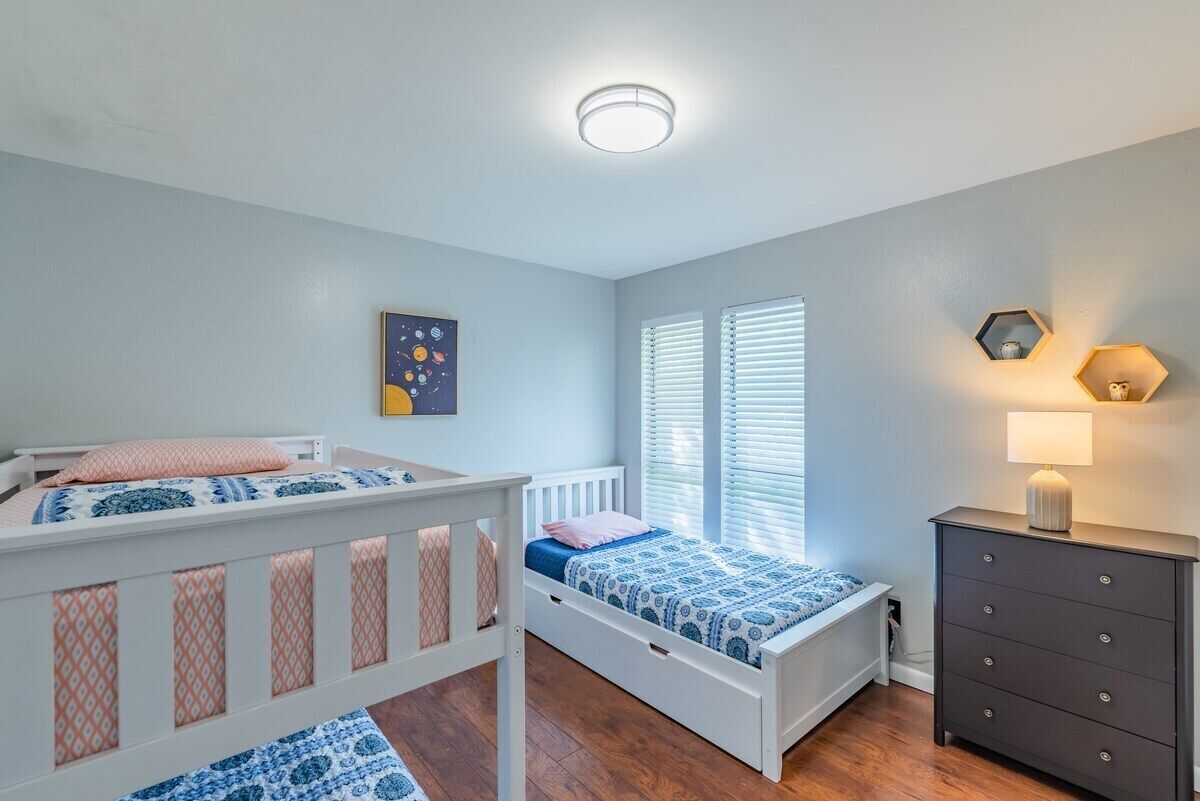 4 habitaciones, tabla de planchar con plancha y cuna de viaje 