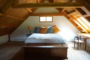 4 bedrooms, desk, iron/ironing board, free WiFi