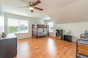 6 habitaciones, tabla de planchar con plancha y cuna de viaje 