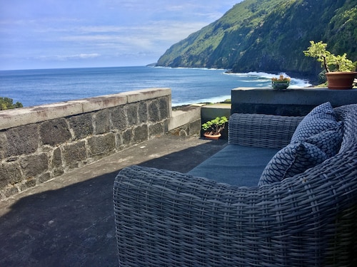 Vue enchanteresse depuis le balcon de "Adega Baia do Canto" joliment restauré.