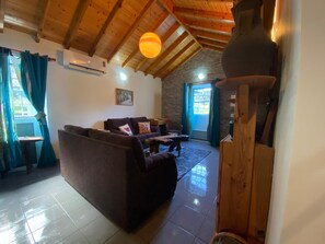 TV, livros, aparelho de som