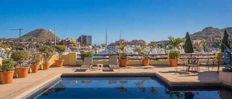 Una piscina al aire libre, una piscina en la azotea