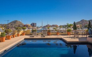 Piscina all'aperto, una piscina in terrazza