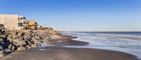 Una spiaggia nelle vicinanze, lettini da mare, teli da spiaggia