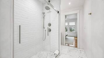 Ensemble douche/baignoire, sèche-cheveux, serviettes fournies, savon