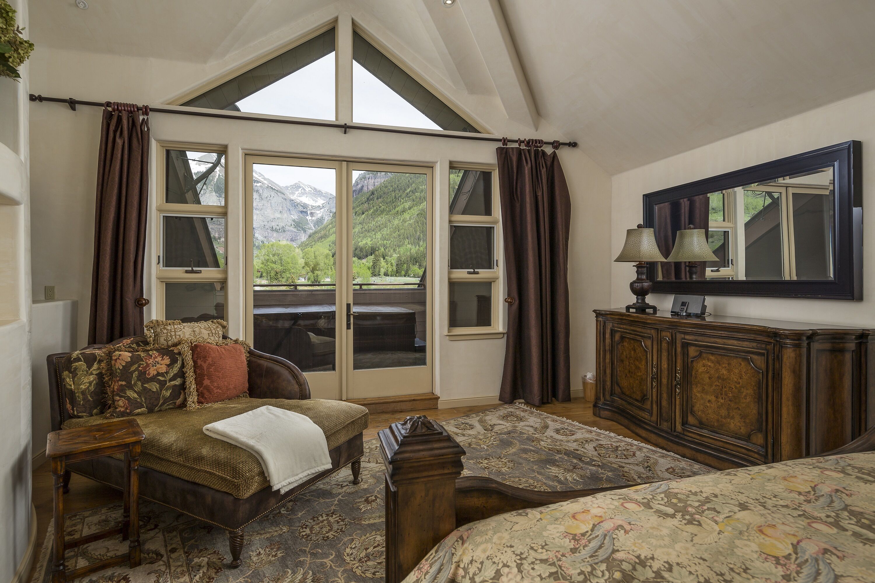 4 多间卧室、办公桌、熨斗/熨衣板、旅行婴儿床