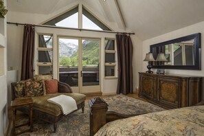 4 habitaciones, escritorio y tabla de planchar con plancha 