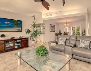 Smart TV, Netflix, Hulu, DVD player - Lakefront Luxury Paradise: 80ft Waterfront, Private Pier & Heated Pool Oasis! (Cape Coral)
